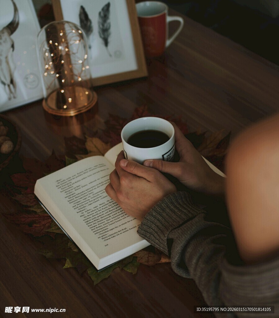 手捧咖啡阅读的惬意时光