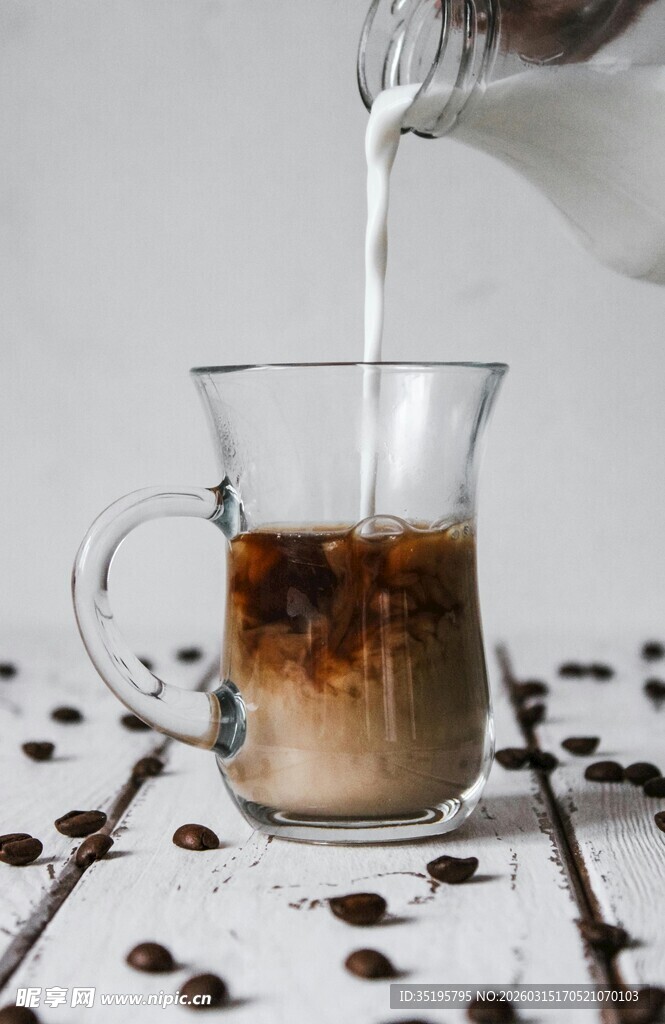 牛奶倒入咖啡杯瞬间