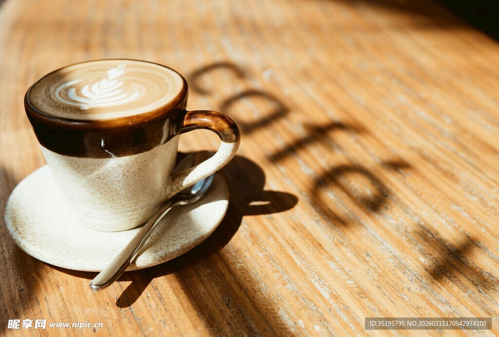 木质桌上的精致咖啡杯