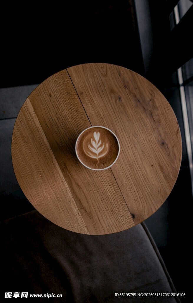 木质圆盘中心小物