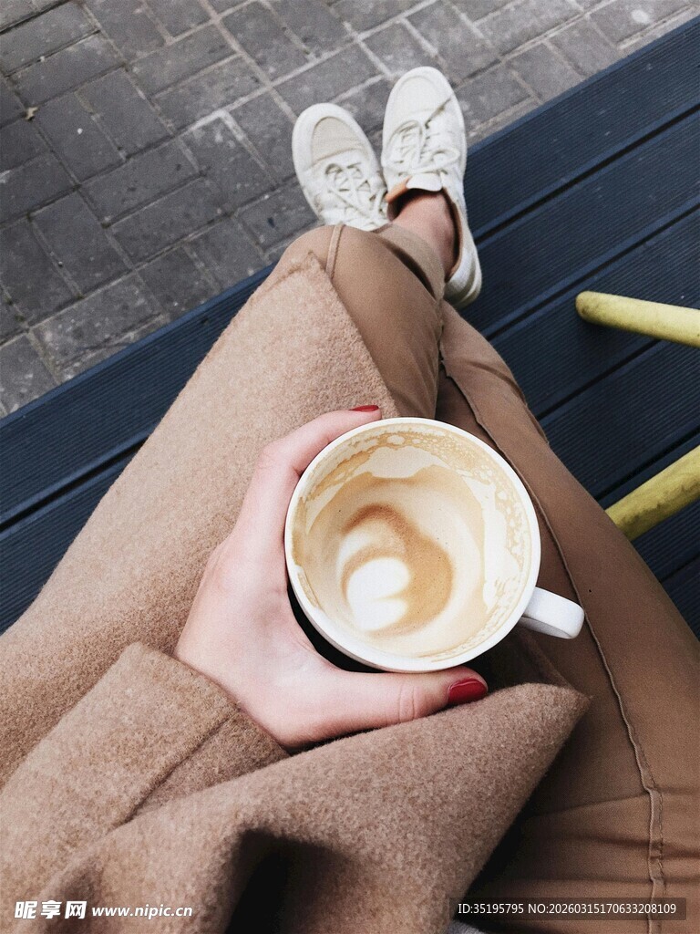 手捧咖啡的惬意休闲时刻