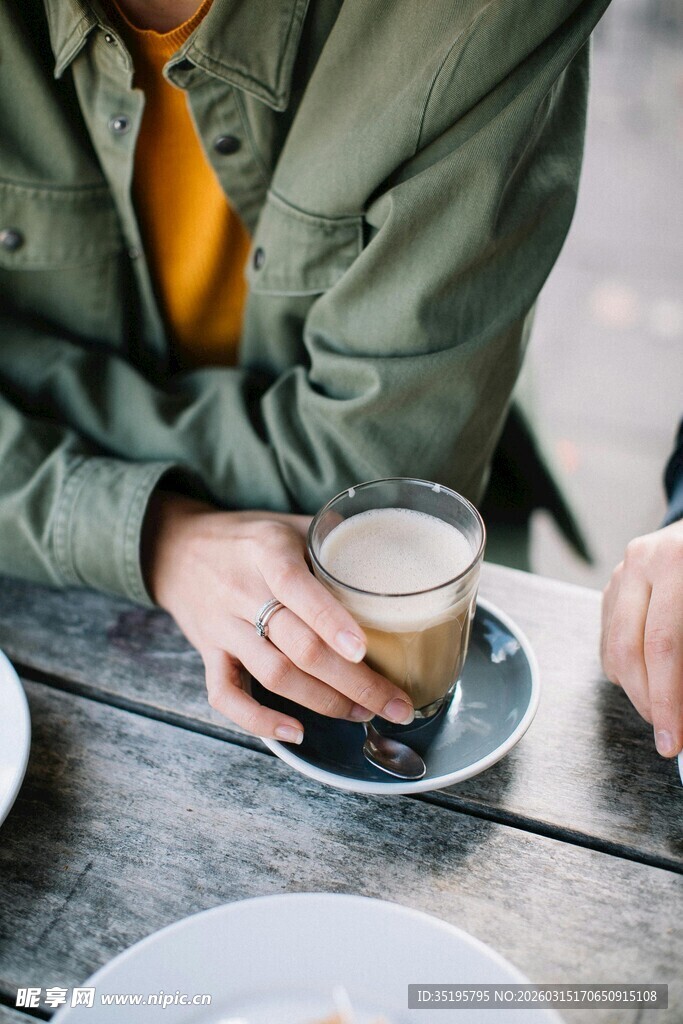 手捧咖啡享受惬意时光