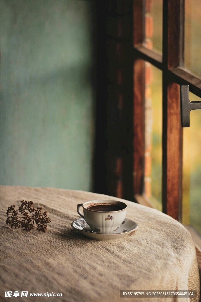 窗边木桌上的咖啡与点心