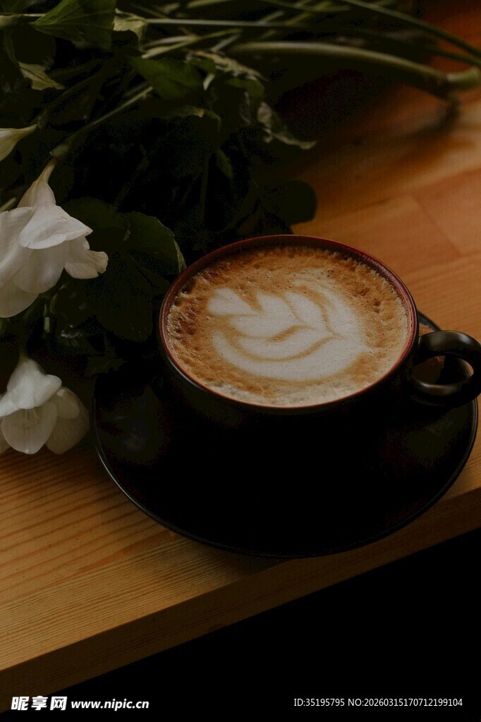 木桌上的咖啡与白花