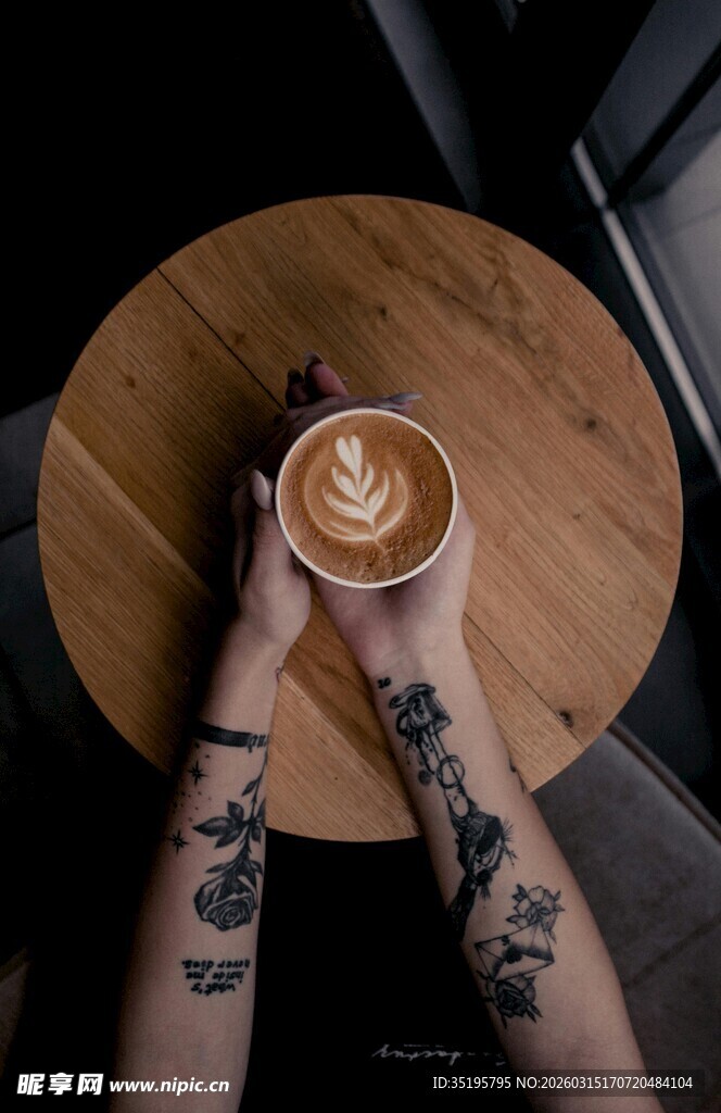 纹身手捧拉花咖啡特写