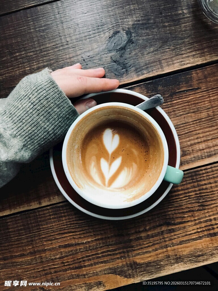 手捧拉花咖啡温馨一刻
