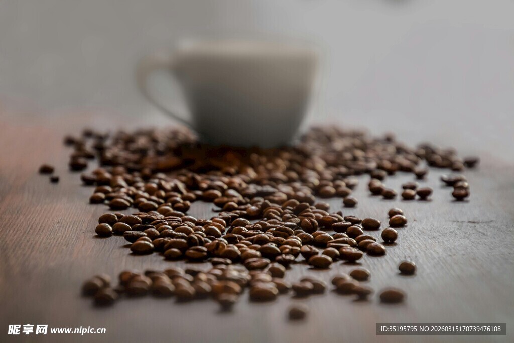 咖啡杯与散落的咖啡豆