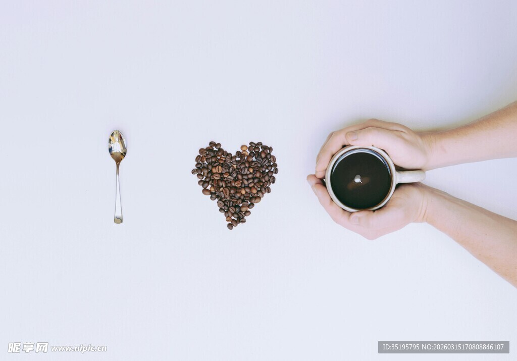 手捧咖啡与心形咖啡豆