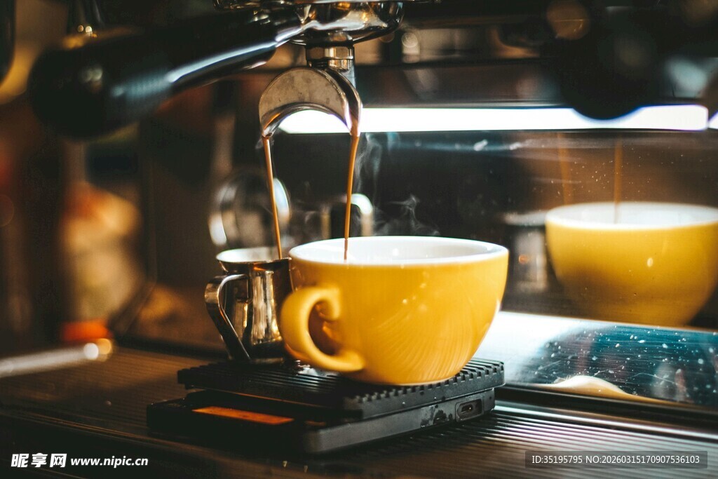 两杯黄杯咖啡与咖啡机