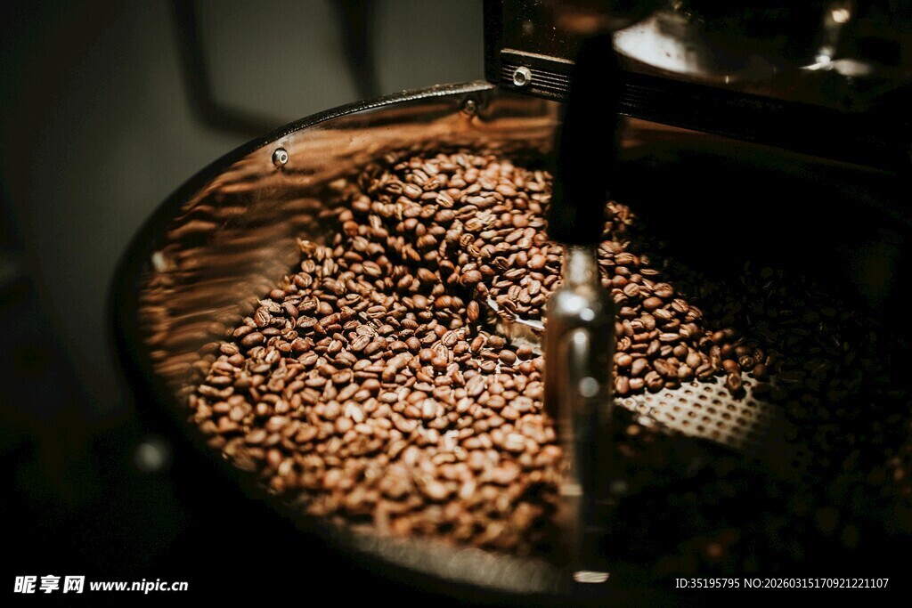 咖啡豆在机器中烘焙