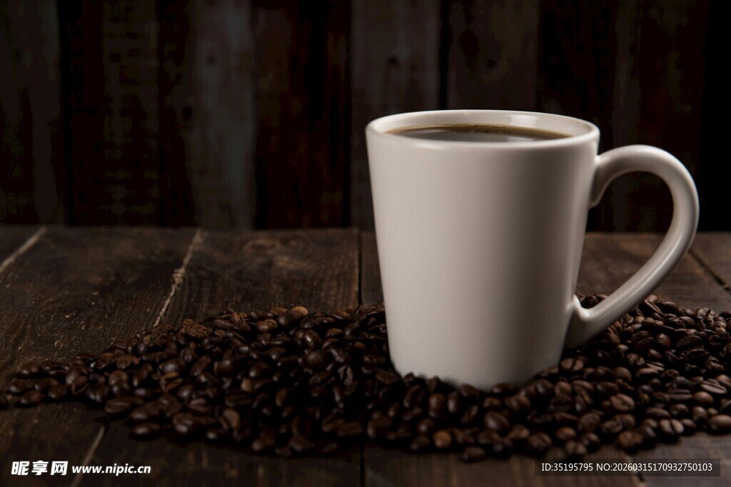 白色咖啡杯与散落咖啡豆