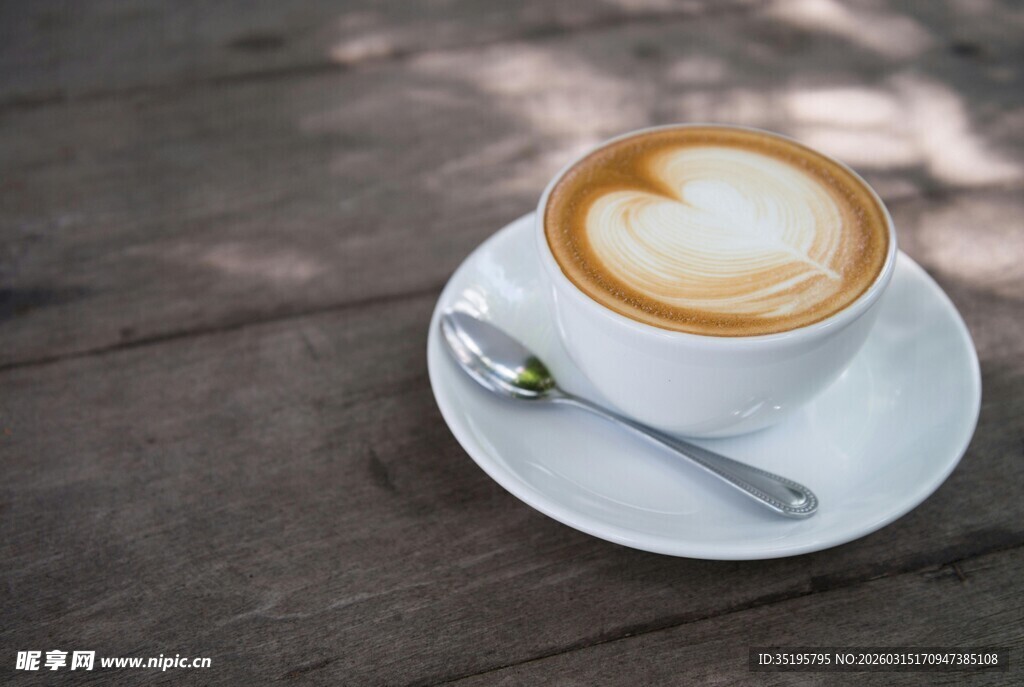 木质桌上的拉花咖啡