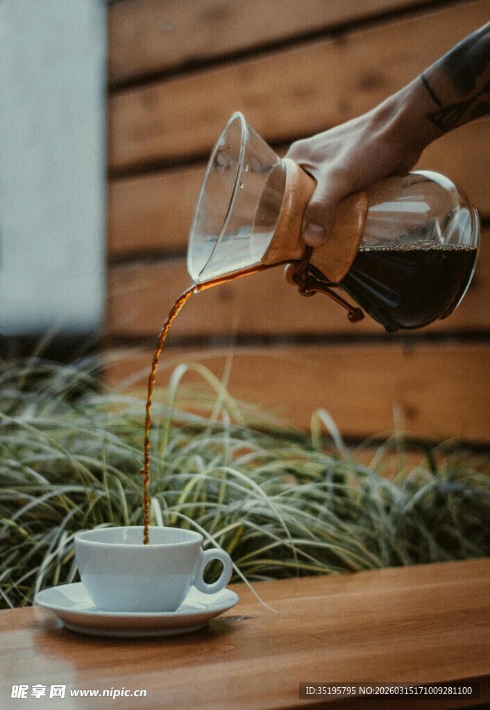 手冲咖啡倒入白色咖啡杯