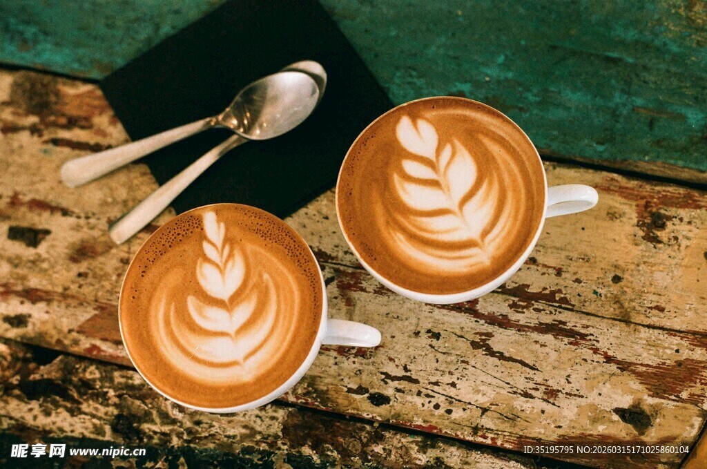 两杯精美拉花的醇香咖啡