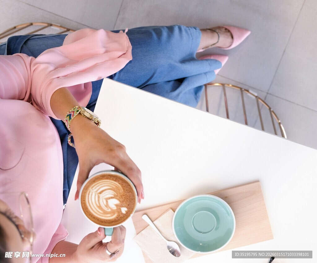 女子惬意享受咖啡时光