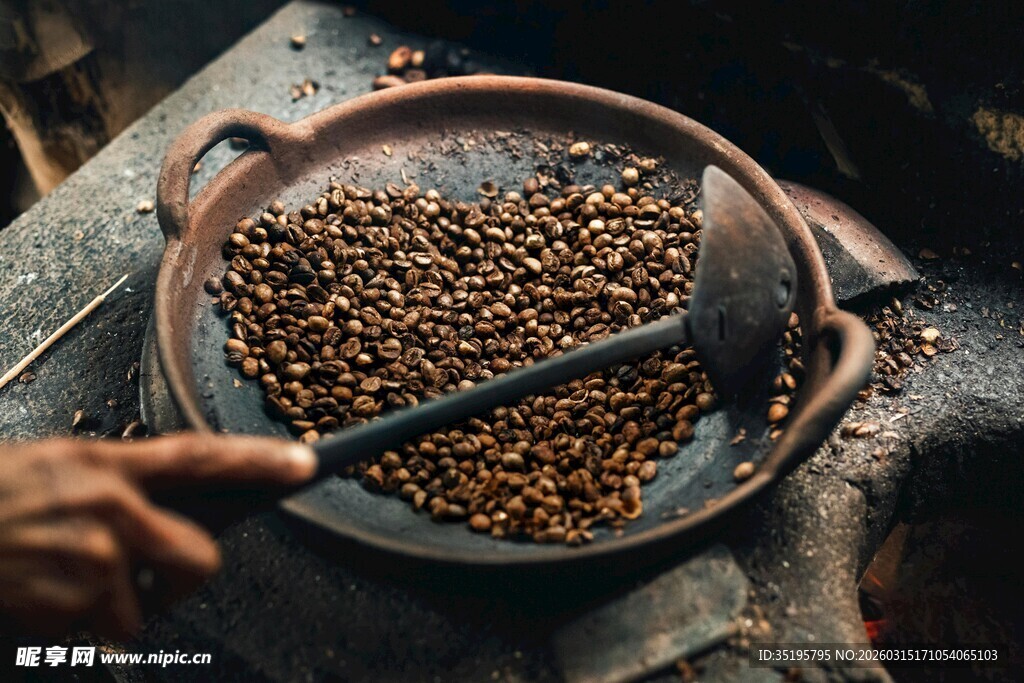 手工翻炒咖啡豆场景