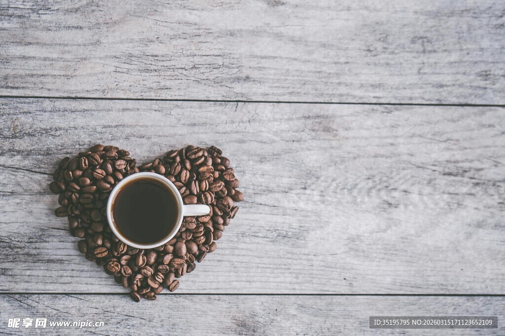 心形咖啡豆环绕的咖啡杯