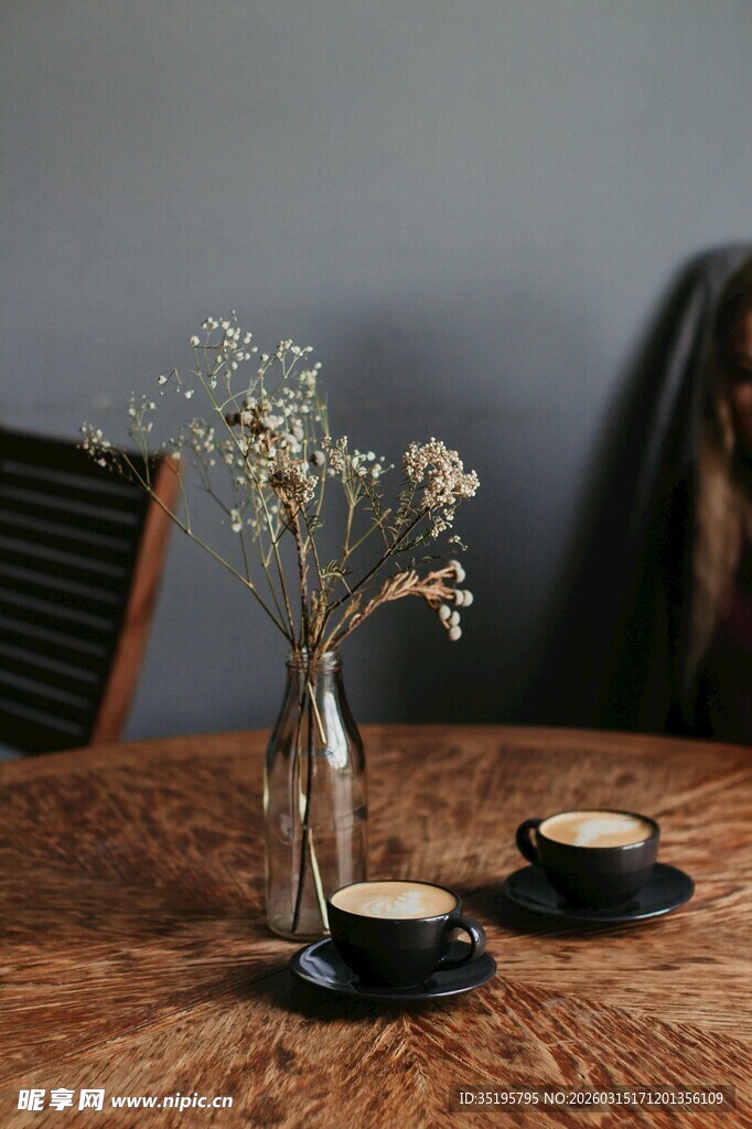 木质桌上的咖啡与干花