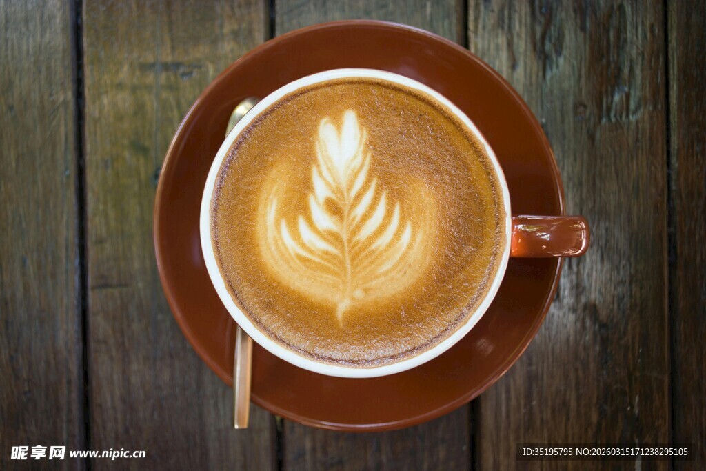木质桌上的精美拉花咖啡