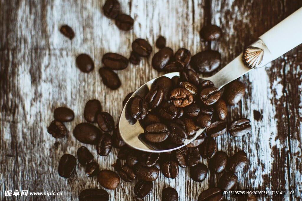 木勺中的咖啡豆散落画面