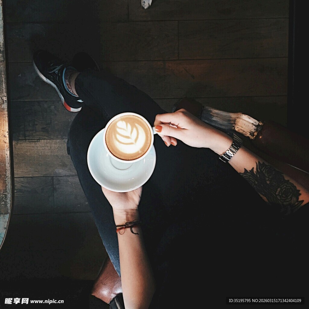 手捧拉花咖啡的惬意时刻