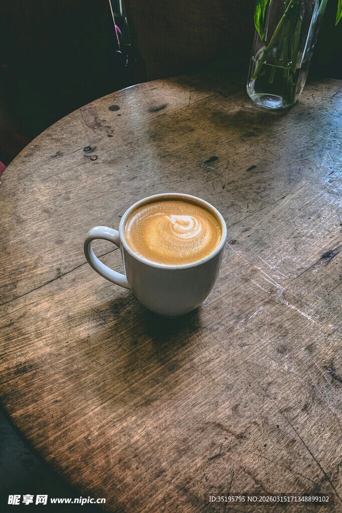 木桌上的精致拉花咖啡