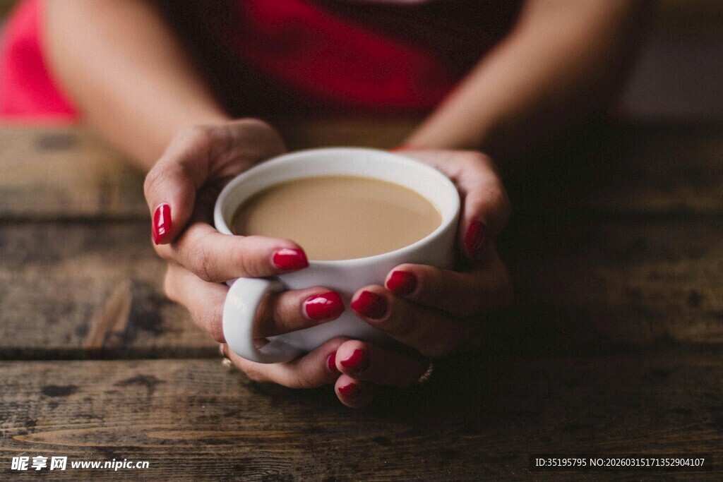 双手捧握热咖啡的温馨画面