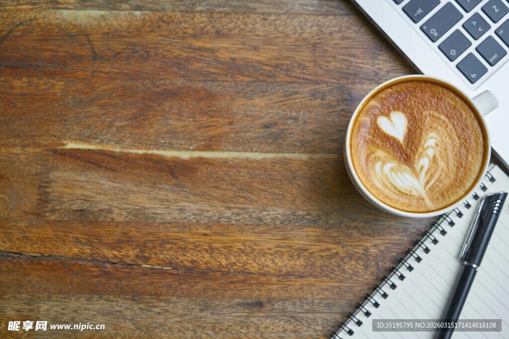 木质桌面的咖啡与笔记本电脑