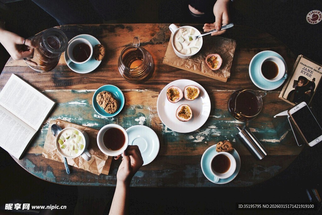 朋友聚会共享美食咖啡