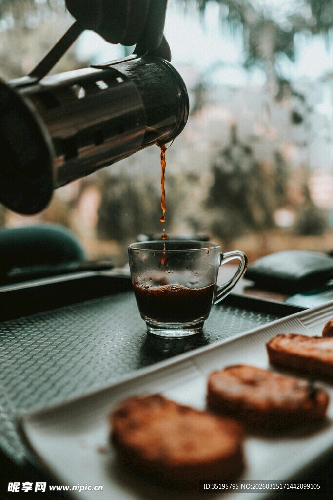 户外咖啡与点心惬意时光