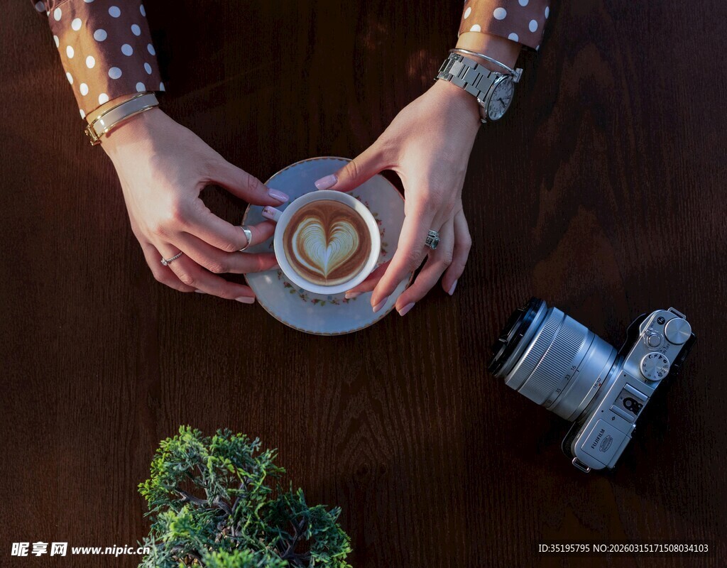 手捧咖啡的惬意时光