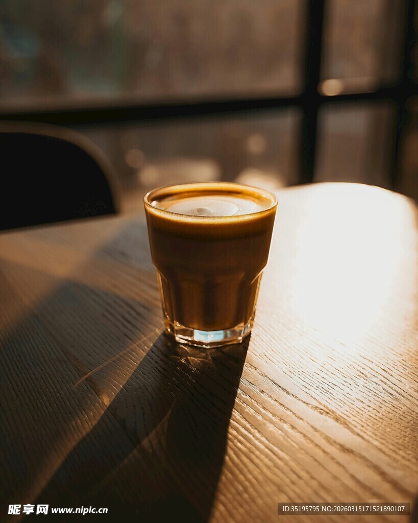 木桌上的一杯香浓咖啡