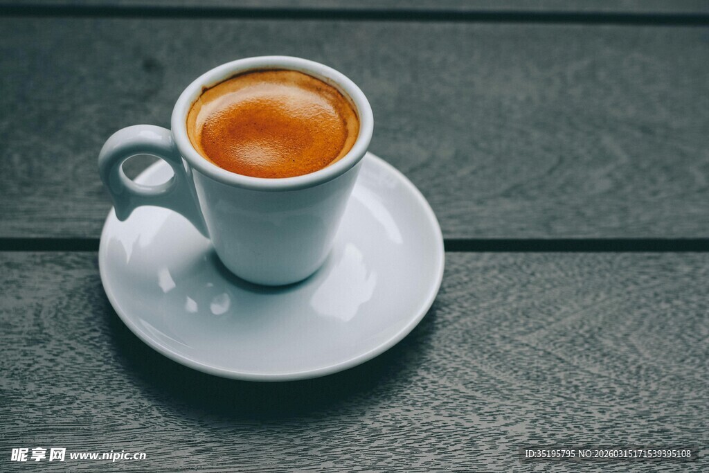 白色杯碟上的一杯热茶