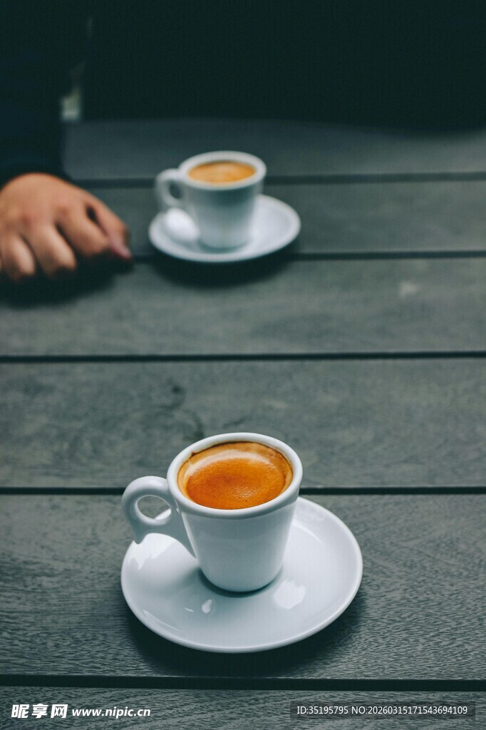 木质桌上的精致咖啡杯