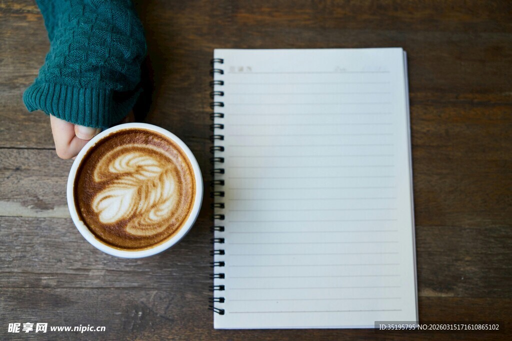 手捧咖啡与空白笔记本