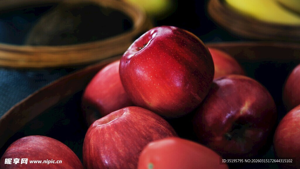 红苹果与香蕉的水果组合