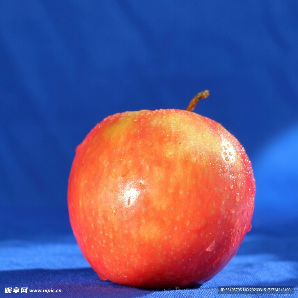 鲜艳红苹果特写