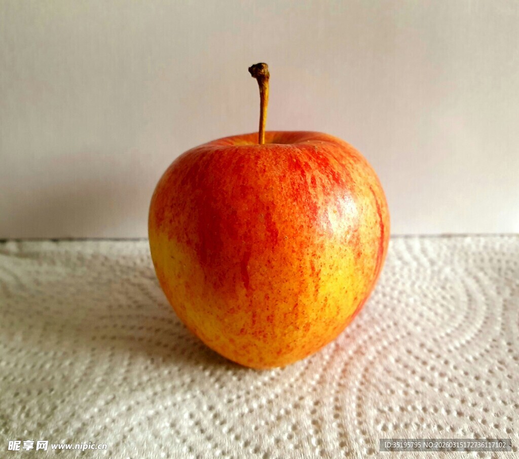 红黄色泽鲜艳的单颗苹果