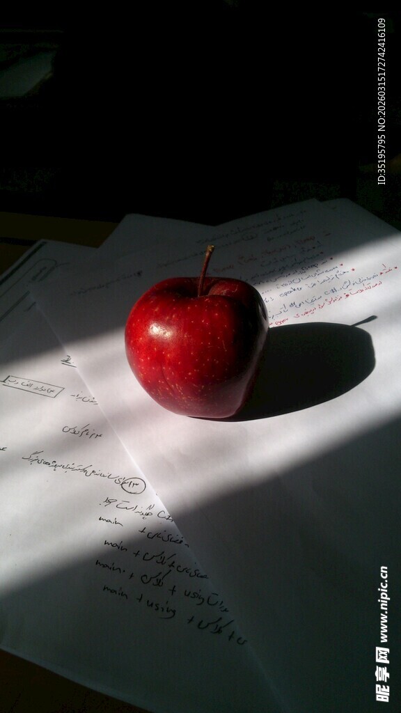 阳光下的红苹果