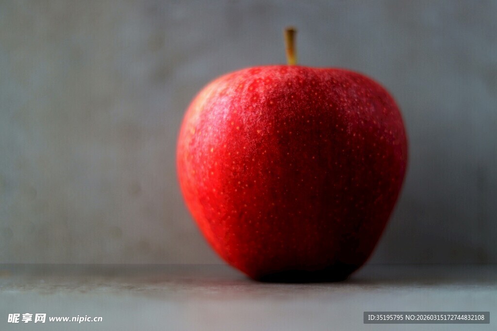 鲜红饱满的单个苹果