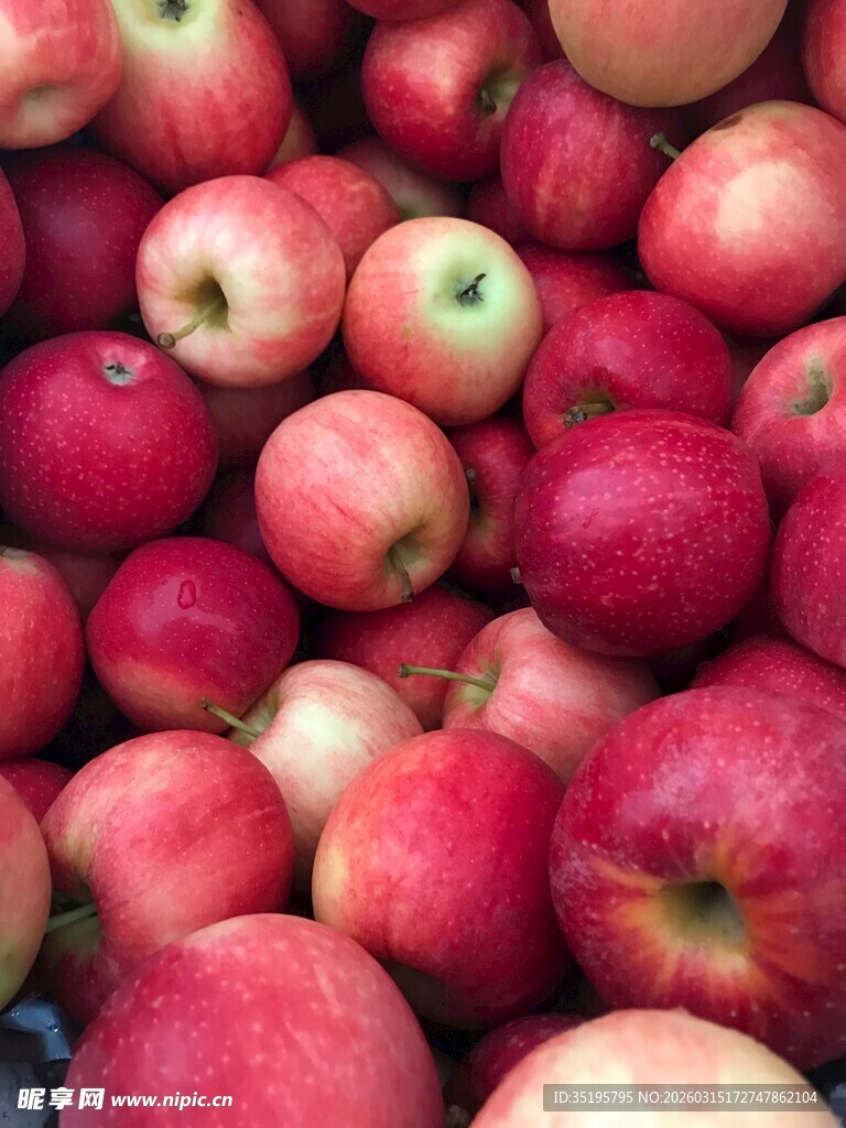 红粉苹果堆色泽诱人