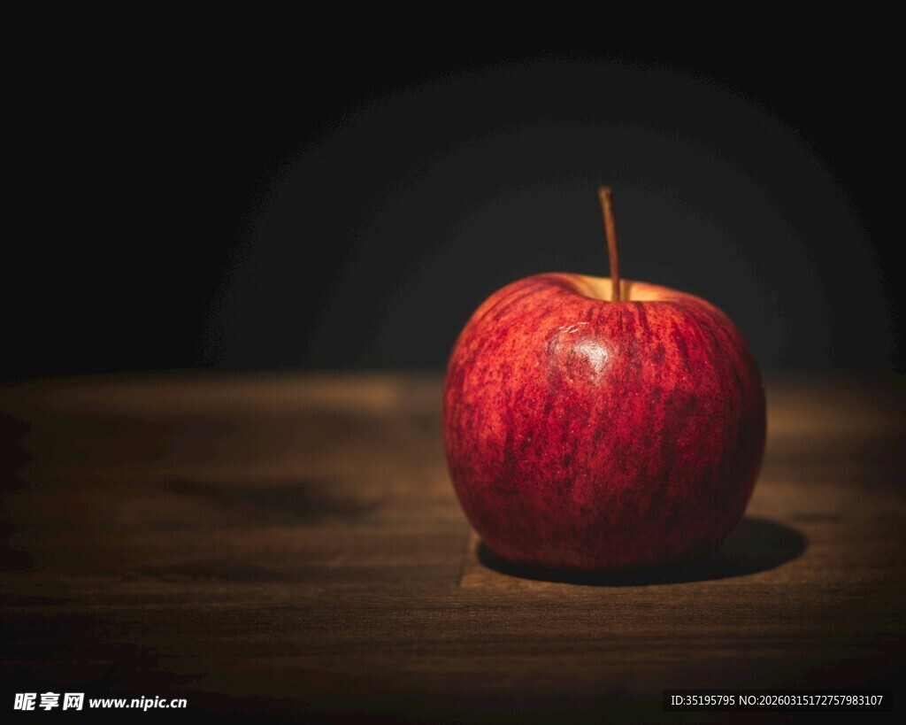红苹果置于木桌之上