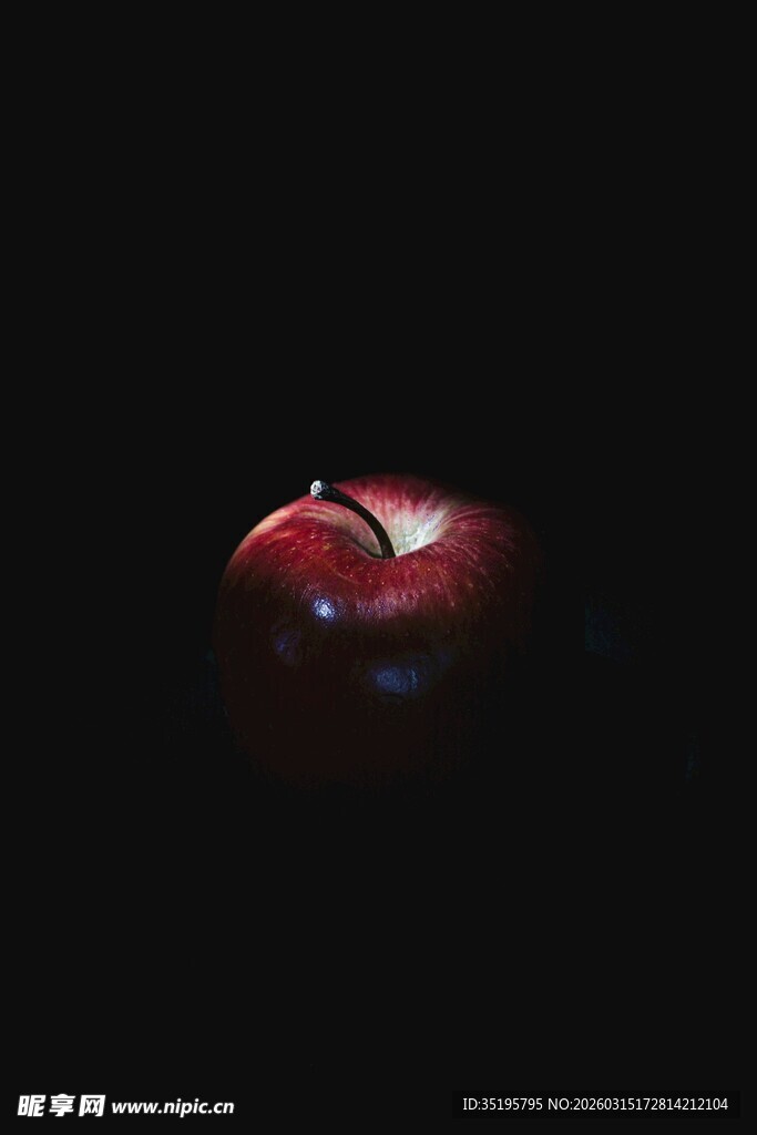 黑暗中的红苹果