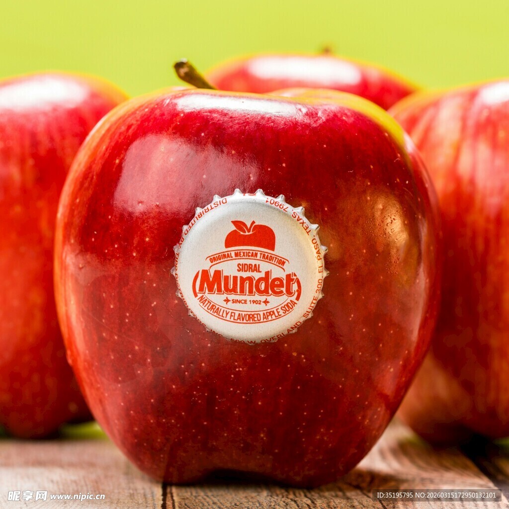 带标签的红苹果特写