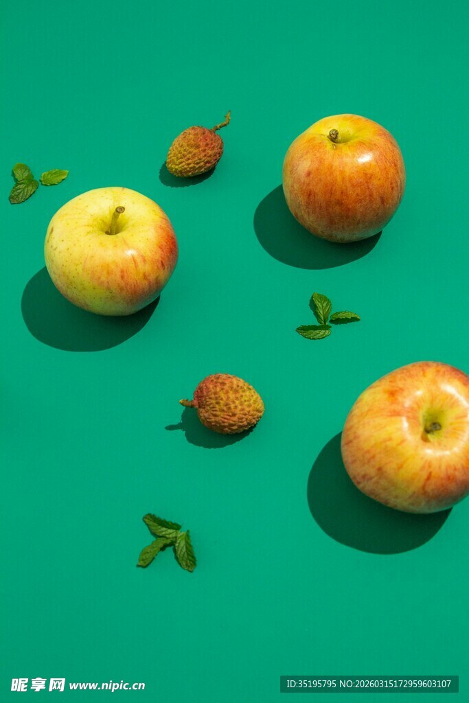 青底上的新鲜苹果与果核