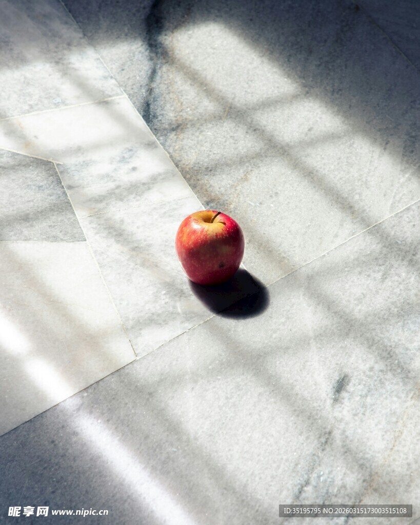 阳光下的红苹果