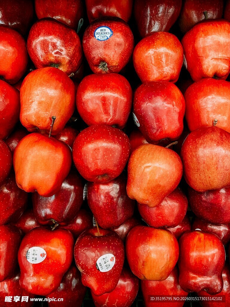 红彤彤的新鲜苹果堆叠