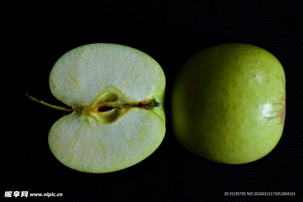青苹果切面与完整果实