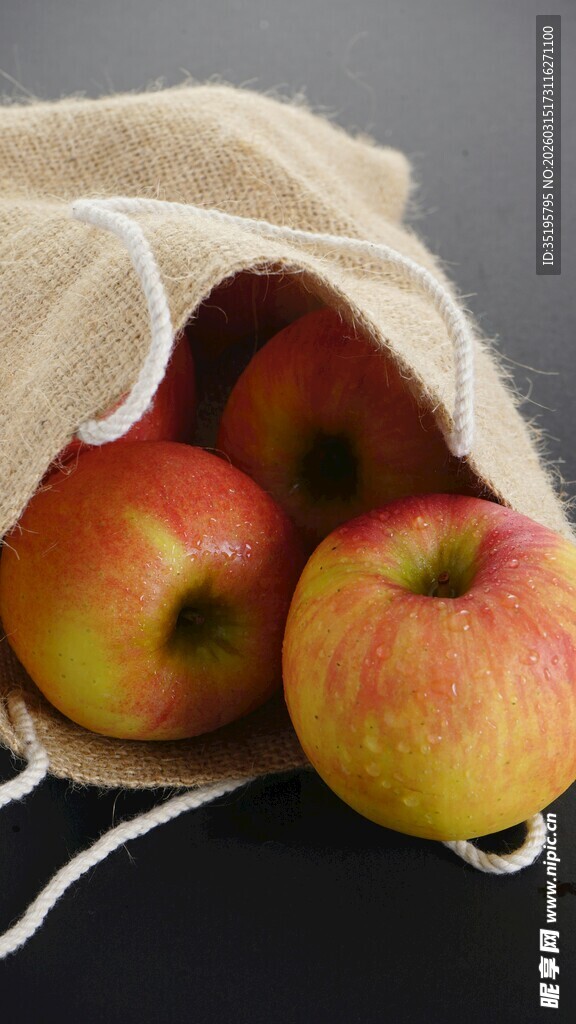 布袋中鲜艳的红苹果