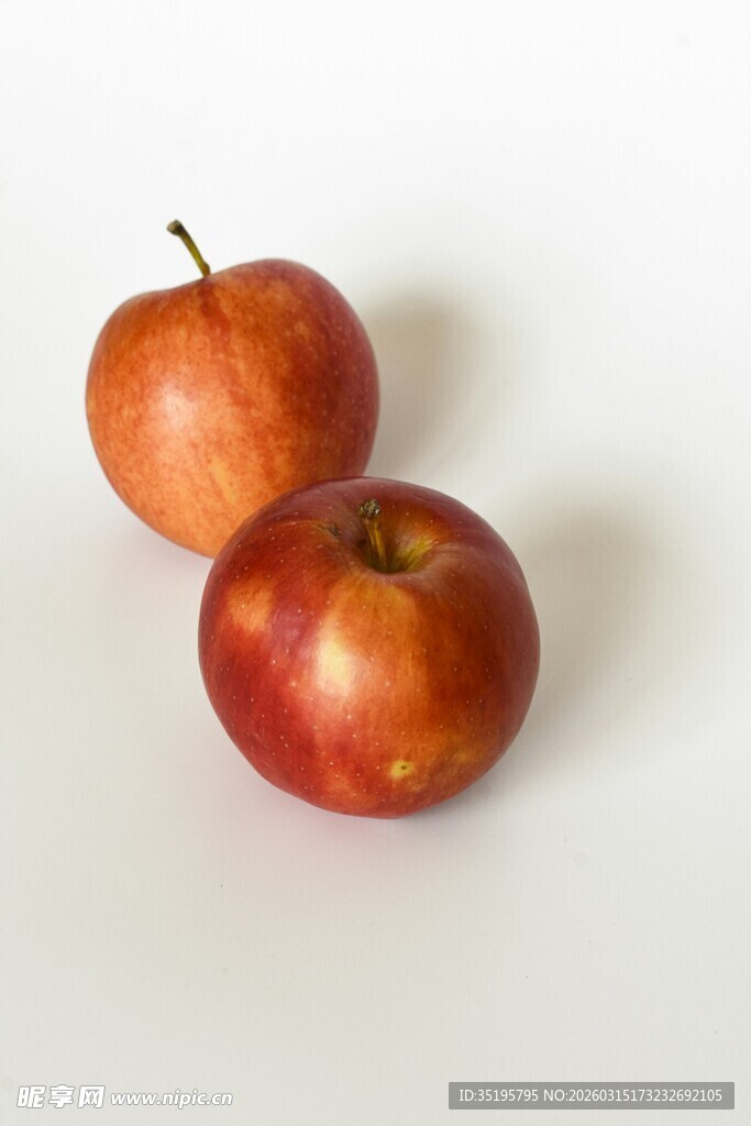 两个红苹果特写